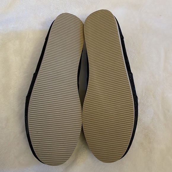 Soda barely worn light weight slip-ons size 6.5/7.0. - Picture 2 of 4